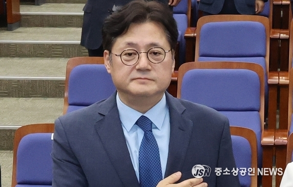더불어민주당, 새 원내대표에 3선 홍익표 선출..."당대표 중심 어려움 극복"