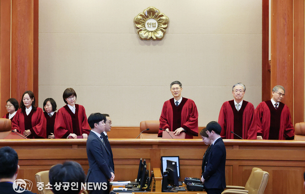 헌재 韓탄핵심판 '네갈래' 나뉜 재판관들…尹사건은 몇 대 몇?