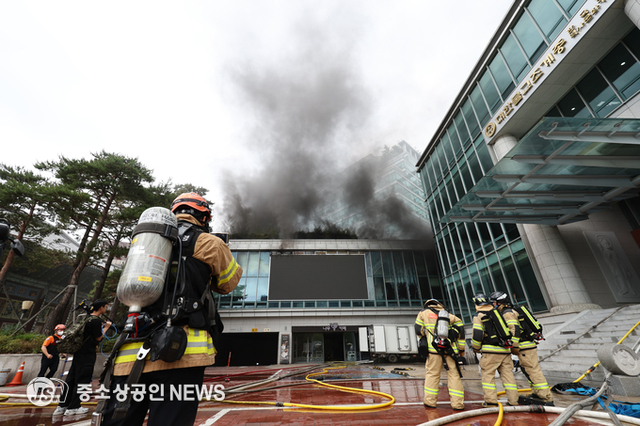 조계종 회의장 화재 완진…'외부 노출' 문화유산 8점 이송