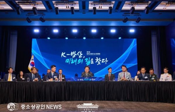 이재명 대통령 "방위산업, 미래 먹거리…AI·무인 로봇 무기 체계 개발"