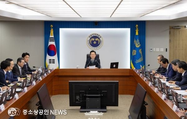 이 대통령, 제13차 수석·보좌관 회의 주재 문화, 국력의 핵심···문화생태계 종합 대책 필요"
