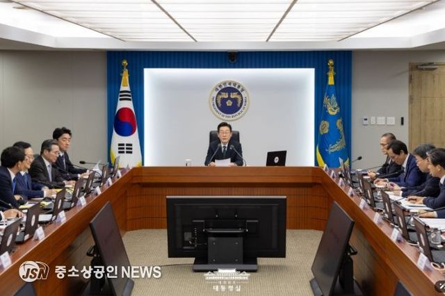 이 대통령, 제13차 수석·보좌관 회의 주재 문화, 국력의 핵심···문화생태계 종합 대책 필요"