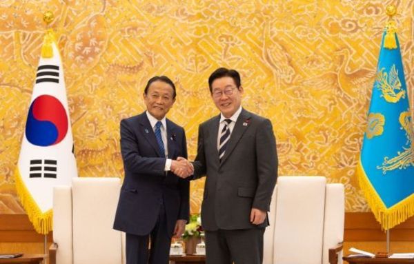 이재명 대통령, 아소 다로 전 일본 총리 접견