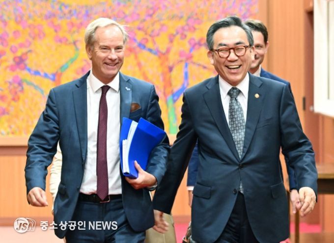 올로프 스쿡(Olof Skoog) EU 인권특별대표와 조태열 외교부장관