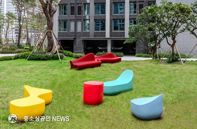 현대건설의 강동구 올림픽파크포레온 단지에 설치된 서울시 펀디자인 벤치