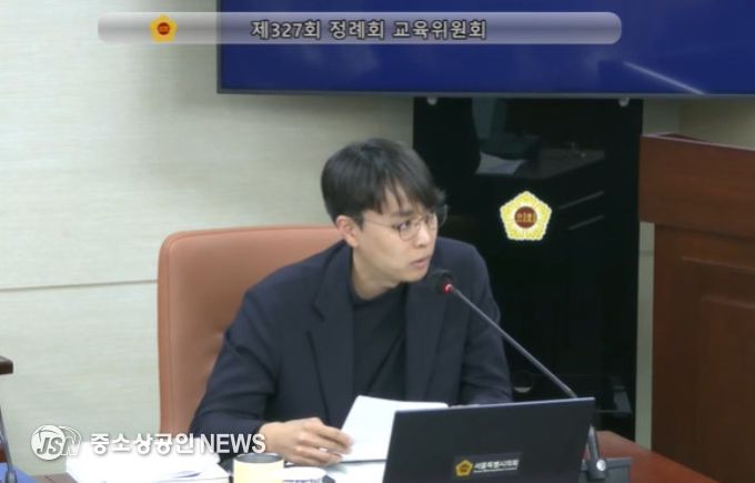 서울시의회 교육위원회 소속 정지웅 의원이 11월 7일 행정사무감사 교육위원회 교육정책국 1일차 회의에서 주소연 교육정책국장을 상대로 질의하고 있다.