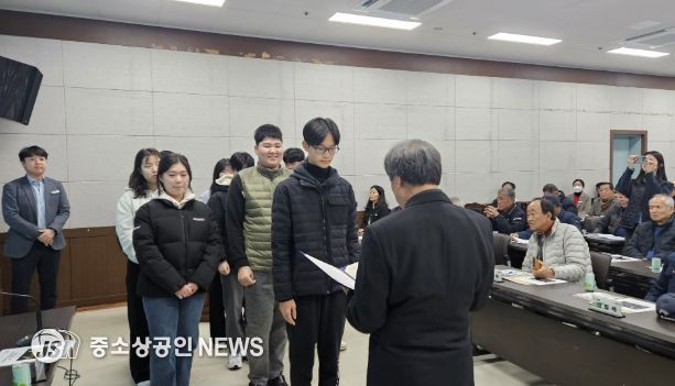 보성군, 벌교읍이장단협의회 희망 나눔 장학금 전달식 개최_지난 24일 벌교읍이장단협의회가 벌교읍 관내 모범 학생을 대상으로 ‘희망 나눔 장학금’을 전달했다