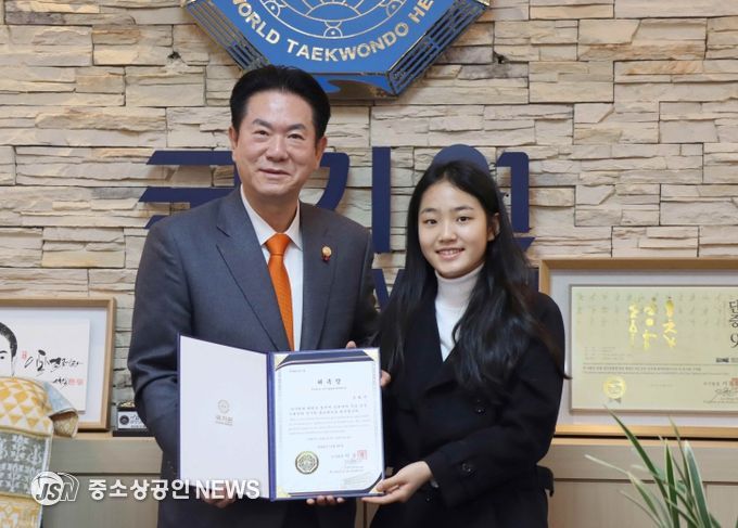 이동섭 국기원장(왼쪽)이 홍보대사로 위촉한 김태연 양에게 위촉장을 수여한 뒤 기념촬영을 하고 있다.