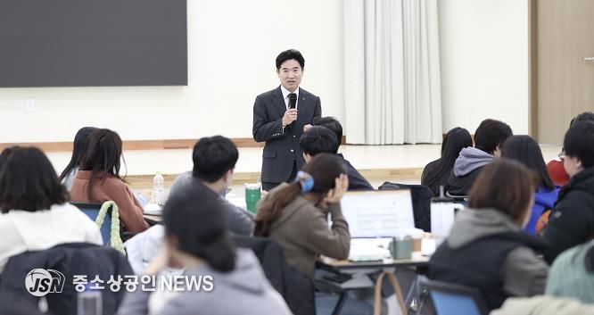 김대중 전남교육감이 직무연수 과정에 참여하고 있는 교원들에게 인사말을 전하고 있다.
