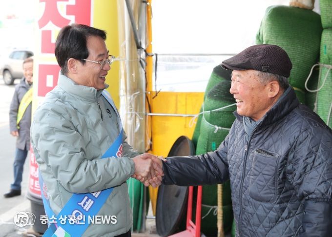 강진원 강진군수가 강진읍 상가를 일일이 방문, 가게 주인들과 얘기를 나누고 있다.