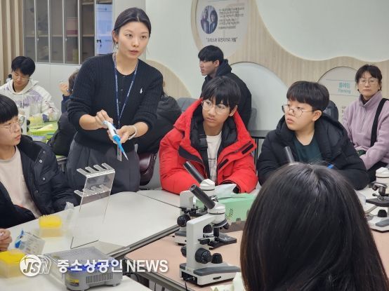 학생들이 DNA 전기영동 관찰 체험을 하고 있다.