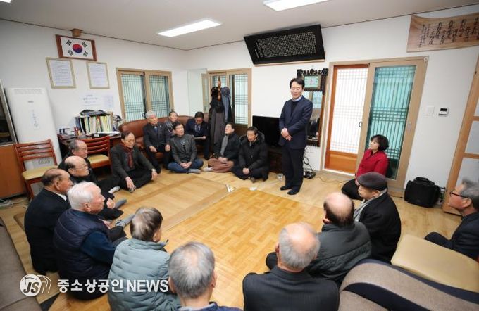 강진원 강진군수가 수성당 신년 하례식을 찾아 어르신들에게 감사의 인사를 전하고 있다.