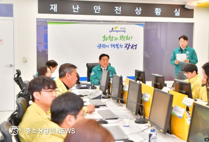 김한종 장성군수가 4일 재난안전대책본부 회의에서 폭설 대응에 만전을 기할 것을 주문하고 있다