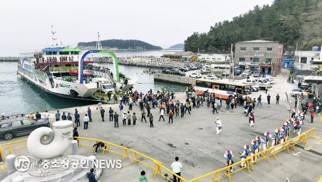 지난해 청산도 슬로걷기 축제장을 찾기 위해 청산도항에 인파가 몰린 모습