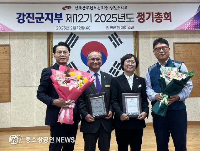 이병철 강진 부군수, 김창주 의원, 유경숙 의원, 윤일영 강진군지부장이 베스트 의원 수상 후 기념 촬영을 하고 있다.