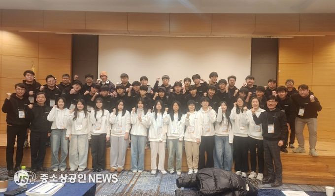 학생들이 캠프를 마찬 뒤 기념 사진을 기념사진을 찍고 있다.