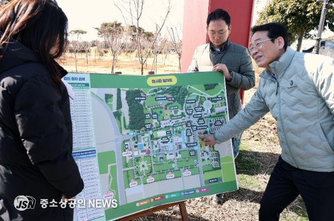강진원 강진군수가 오는 22일 개막하는 제53회 강진 청자축제장을 찾아 현장을 점검하고 있다.