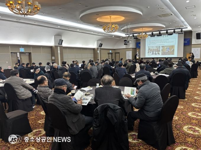 19일 나주중흥골드스파에서 퇴직 교직원들의 학교 교육활동 지원을 위한 역량 강화 연수가 진행되고 있다.