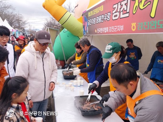한우시식회를 진행중인 모습