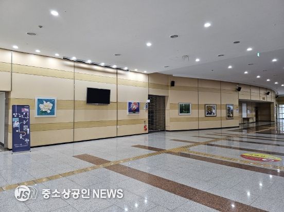 하니움 문화 스포츠센터 지하 2층 홀 ‘찾아가는 미술관’ 전시장 풍경