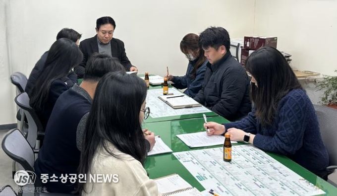 강진군 김동진 민원봉사과장이 한국국토정보공사 장흥강진지사 직원들과 간담회를 열고 지적업무를 논의하고 있다.