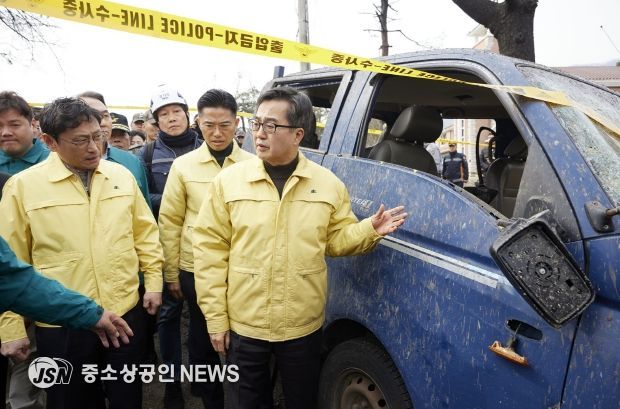 7일 오후 김동연 경기도지사가 포천시 이동면 노곡리 낭유대교 인근의 폭탄 오발사고 현장점검을 하고 있다.