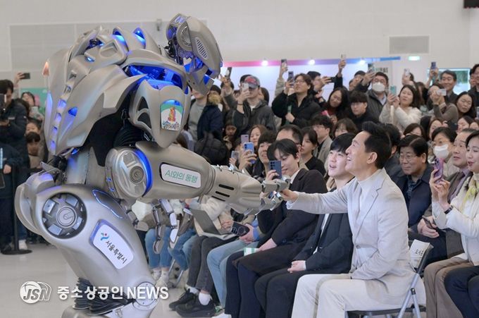 오세훈 서울시장과 타이탄 로봇이 개막식에서 악수하고 있다.