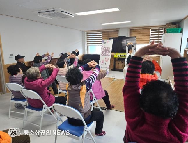 어르신들이 근력강화 운동을 하고 있다.
