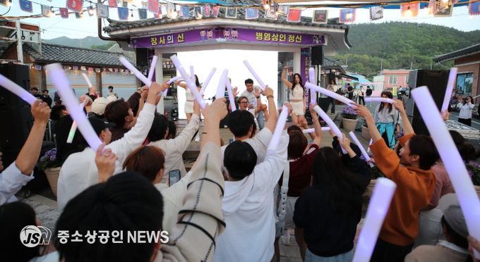 지난해 불금불파에 참여한 관광객들이 여흥을 즐기고 있다.