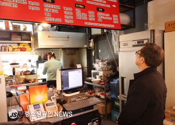 수원시내 소상공인 깜짝 방문한 김동연 경기도지사, “소상공인·자영업자 도우려고 애 많이 쓰고 있다. 기운 내시라”