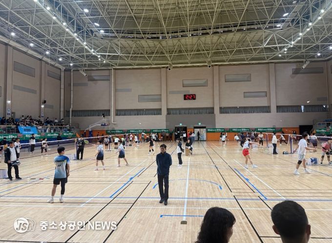 지난 30일 제19회 강진청자배 배드민턴 대회가 치러지고 있는 모습