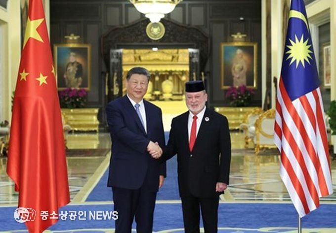 시진핑(習近平) 중국 국가주석이 16일 오전 말레이시아 국가 왕궁에서 이브라힘 알마훔 이스칸다르 말레이시아 국왕과 회견했다. (사진/신화통신)