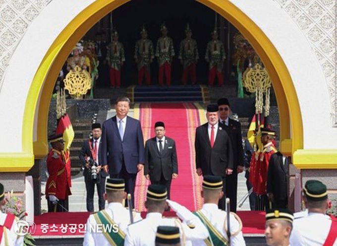 이브라힘 국왕이 16일 말레이시아 국가 왕궁에서 시 주석을 위해 성대한 환영식을 거행했다. (사진/신화통신)