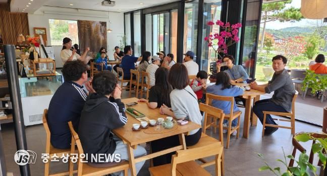 다산가족캠프 3기 가족들이 다도 체험 중이다.