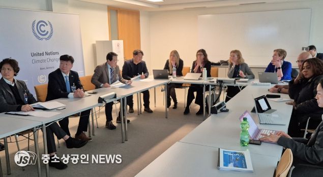 최정기 부시장을 단장으로 한 여수시 방문단은 지난 28일(현지시간) 독일 본에 위치한 UNFCCC(유엔기후변화협약) 사무국을 방문, 관계자들과 제33차 유엔기후변화협약 당사국총회(COP33) 유치 협력 방안 등을 심도 있게 논의했다.