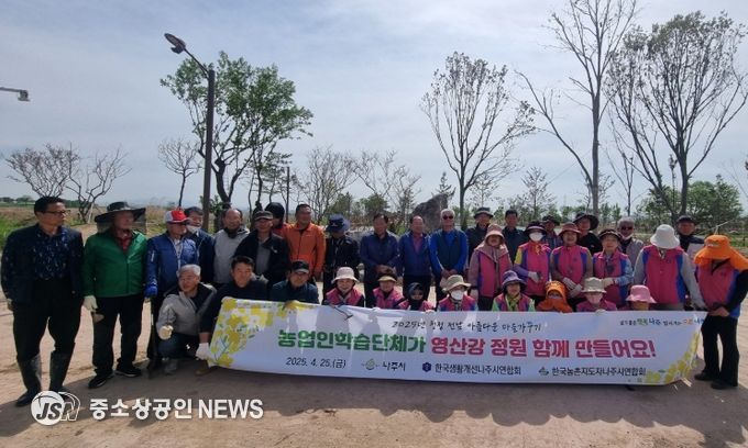 업인 학습단체인 청정전남 으뜸마을 가꾸기 단체가 영산강 정원 꽃 심기 행사에 참여했다.