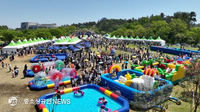 “쿵쿵, 공룡이 돌아왔나? 해남공룡대축제 대박 인파”