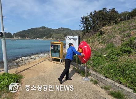 조사원이 대풍해수욕장에 설치된 인명구조함을 점검하고 있다.