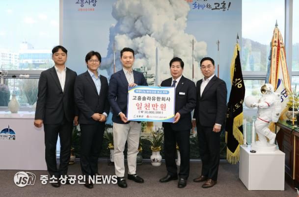 고흥군, 고흥솔라유한회사로부터 1천만 원 장학금 기탁받아 - 왼쪽부터 오진우 차장, 김종석 상무, 조언우 부대표, 공영민고흥군수, 서재택 상무