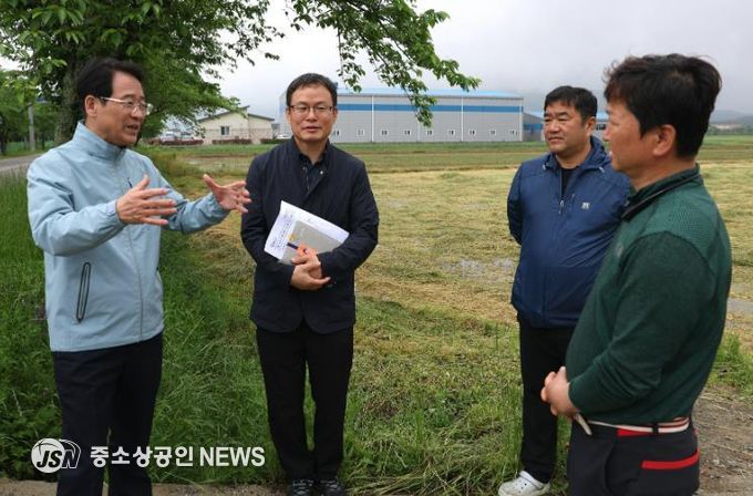 조사료 침수 피해 지역을 방문하여 농가 의견을 청취하고 있다.