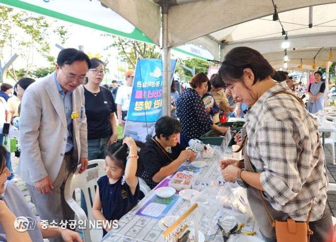 윤병태 시장(왼쪽)이 체험활동 하는 아이와 소통하고 있는 모습.