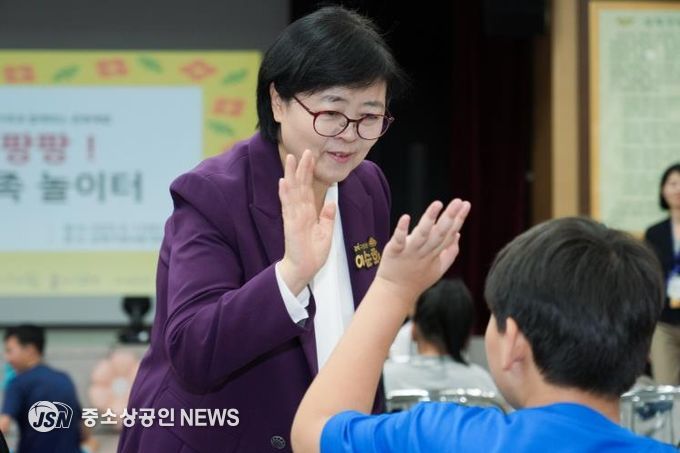 이순희 강북구청장이 강북미래교육지구 ’가족과 함께하는 장애학생 문화체험’ 참여 가족들과 인사를 하고 있다.