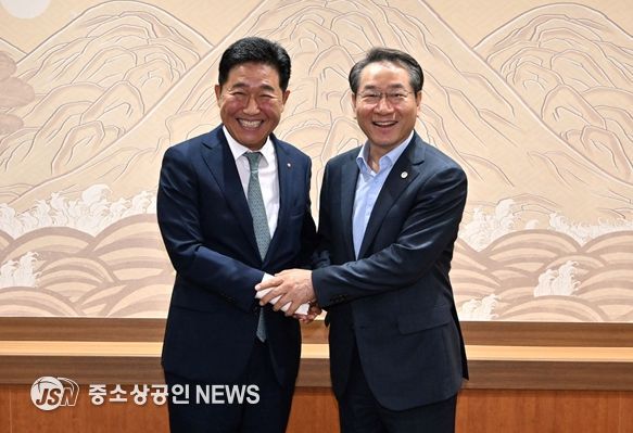 유정복시장이 박종범 세계한인경제무역협회 회장을 만나(25.7.25) 10월 개최되는 세계한인인경제인대회 추진 상황을 점검하고 있다