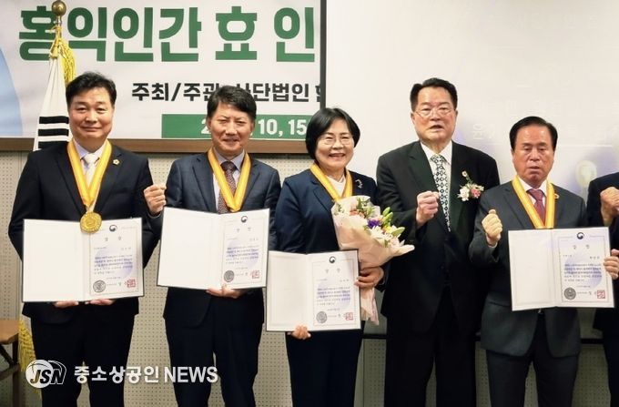 경로의 달 수상자들이 수상을 기념해 한 자리에 모였다.