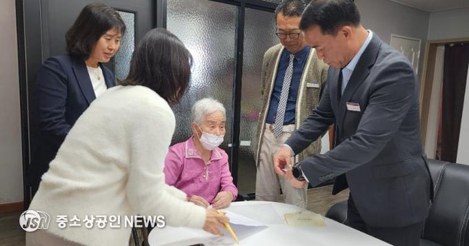 최인환 동복면장이 지난 22일(수) 요양시설 및 장기요양 대상자를 직접 방문해 2차 민생회복 소비쿠폰 및 화순군 민생안정지원금 신청을 접수·지급하는 모습