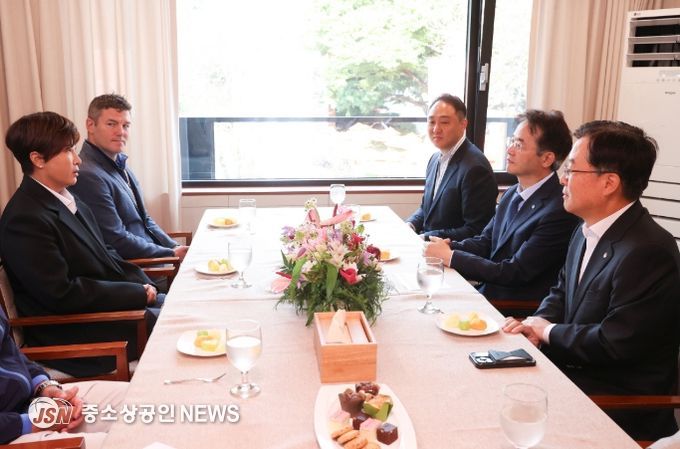 2025 한화 라이프플러스 인터내셔널 크라운 대회 엠버서더 박세리와 환담을 나누고 있는 이동환 고양특례시장