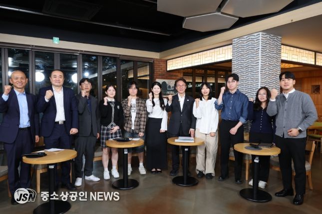 김민석 국무총리가 22일 대구 계명대학교 성서캠퍼스에서 열린 '미래대화 1·2·3 #청년일자리' 제4차 K-토론나라에서 청년들과 대화를 나누고 있다.