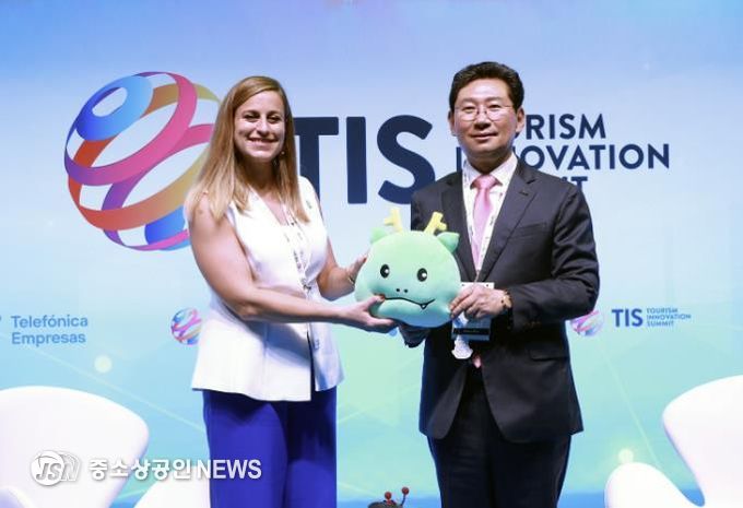 스페인 세비야 피베스(FIBES)에서 열린 TIS 2025에 참석한 이상일 시장이 세션 종료 후 진행자에게 조아용 인형을 전달하고 있다