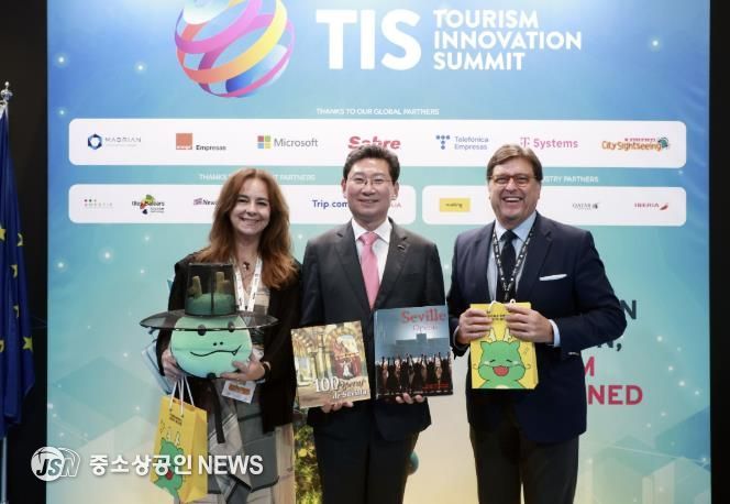 스페인 세비야 피베스(FEBIS)에서 이상일 시장(가운데)과 안토니오 카스타뇨 세비야시 관광청장(오른쪽)이 기념품 전달 후 기념 사진을 촬영하고 있다