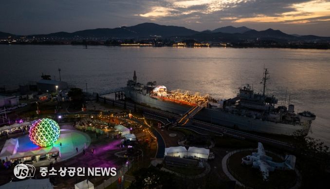 김포시가 25일 김포함상공원 및 대명항 일대에서 ‘2025 김포 선셋 페스타 위드 로컬푸드 다이닝’ 행사를 개최했다.